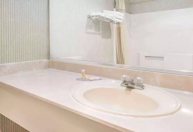 酒店 Days Inn By Wyndham Topeka