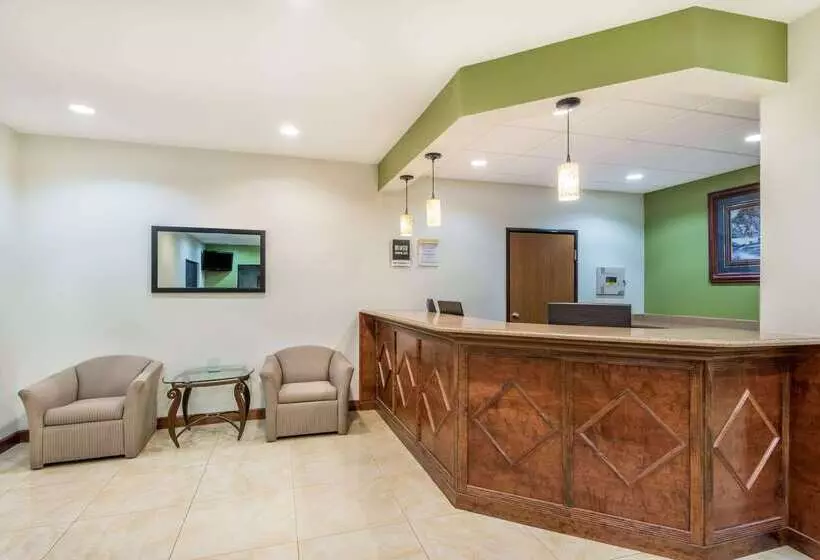 酒店 Days Inn By Wyndham Topeka