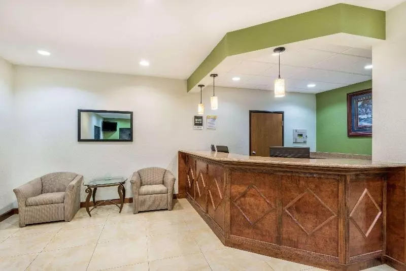 酒店 Days Inn By Wyndham Topeka