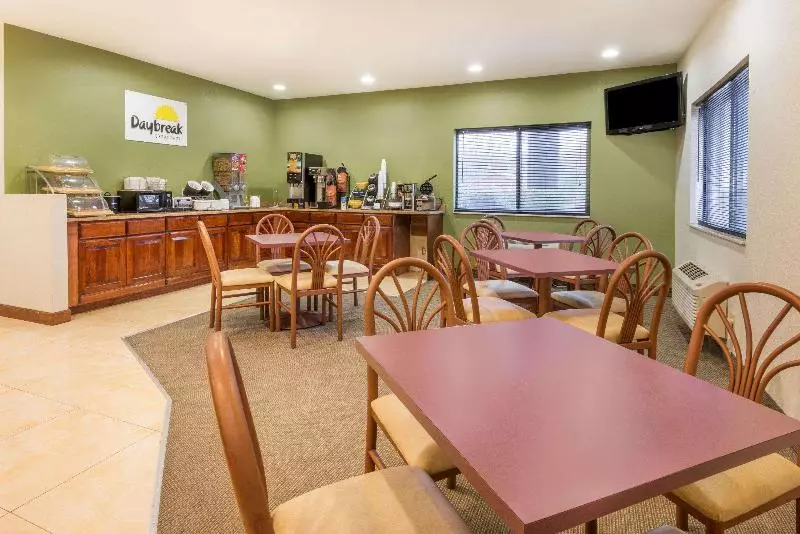 酒店 Days Inn By Wyndham Topeka