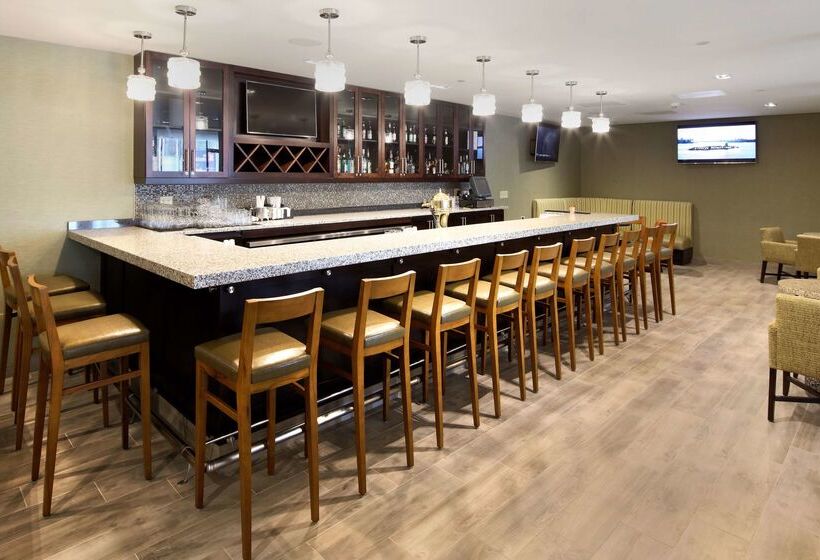 בית מלון כפרי Hilton Garden Inn Reagan National Airport