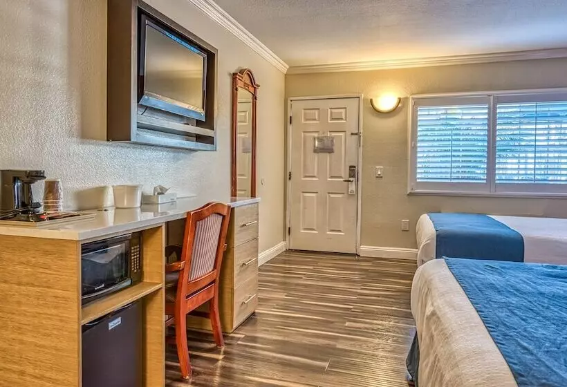 هتل Hollywood City Inn