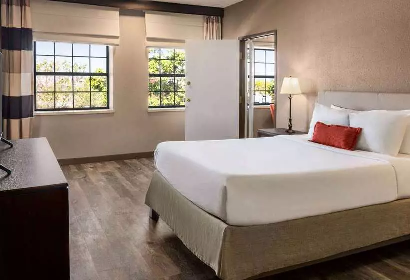 Отель Ramada By Wyndham Albuquerque Airport