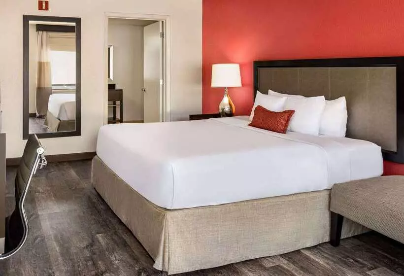 Отель Ramada By Wyndham Albuquerque Airport