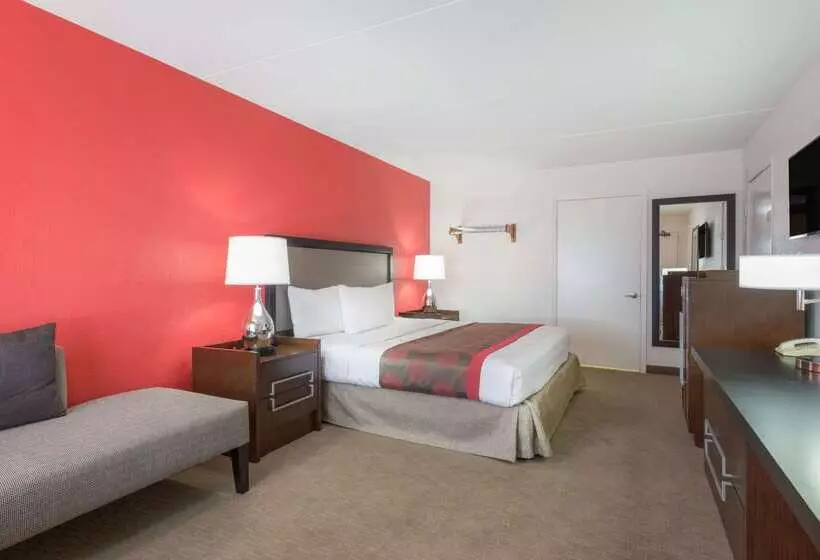 Отель Ramada By Wyndham Albuquerque Airport