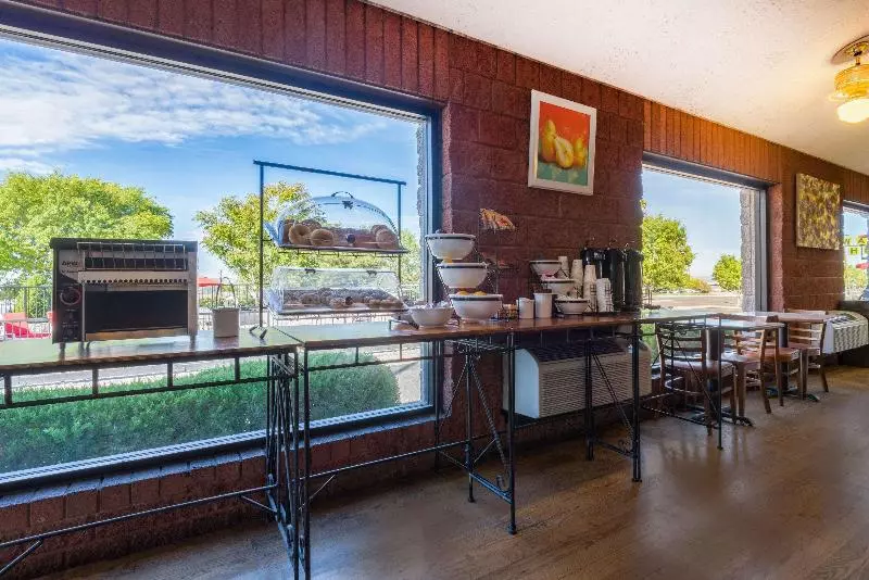 Отель Ramada By Wyndham Albuquerque Airport