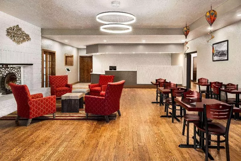 Отель Ramada By Wyndham Albuquerque Airport