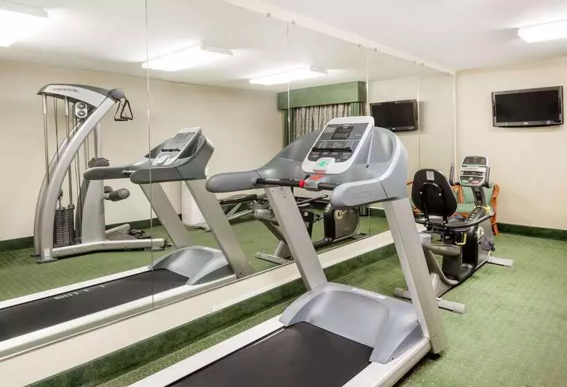 Отель Ramada By Wyndham Columbia