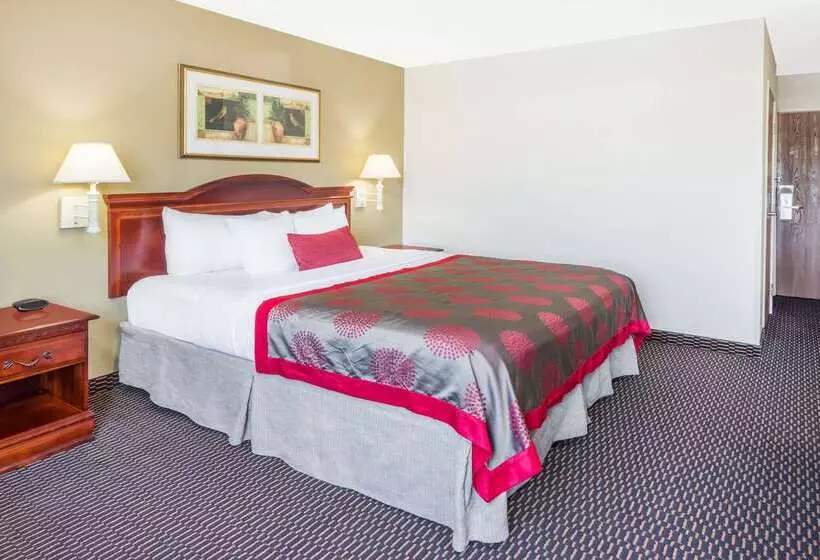 Отель Ramada By Wyndham Columbia