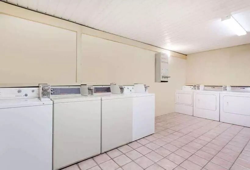 Szálloda Days Inn By Wyndham Byron