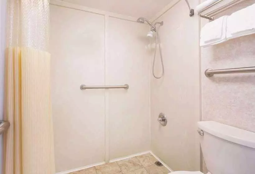 Szálloda Days Inn By Wyndham Byron