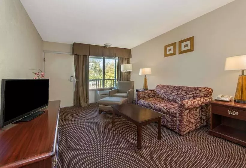 ホテル Days Inn & Suites By Wyndham Dayton North