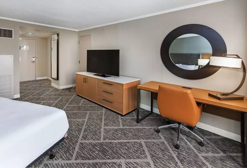 Отель Doubletree By Hilton Tulsa   Warren Place