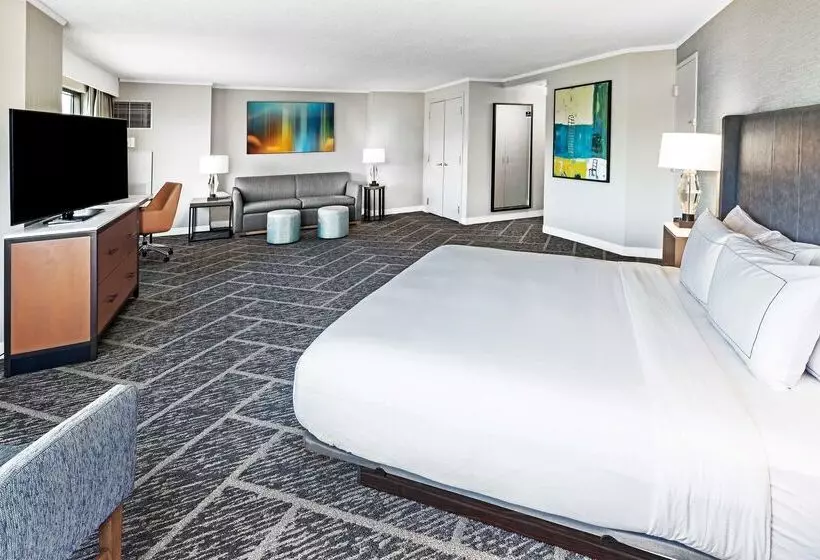 Отель Doubletree By Hilton Tulsa   Warren Place