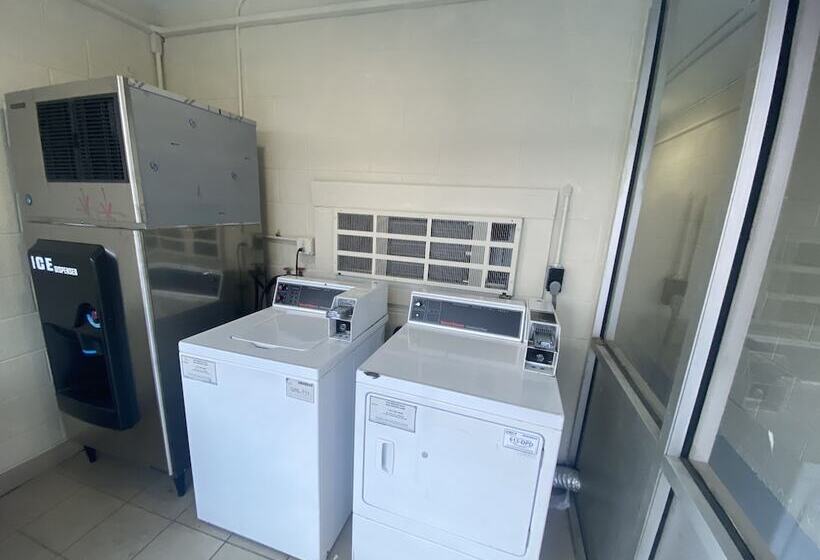 هتل Econo Lodge Airport