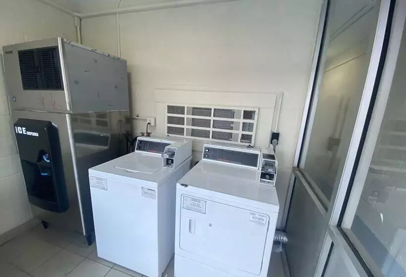 Отель Econo Lodge Airport