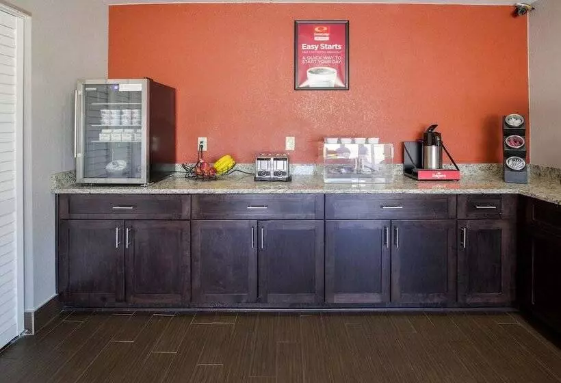 Отель Econo Lodge Airport