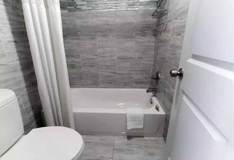 Отель Econo Lodge Airport