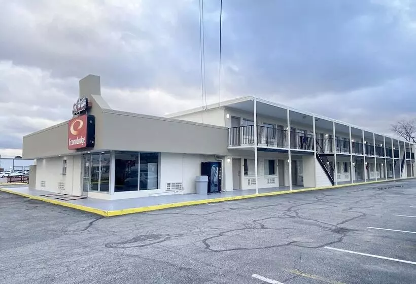 Отель Econo Lodge Airport