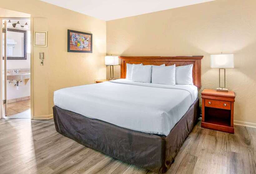 هتل Econo Lodge Inn & Suites Durango