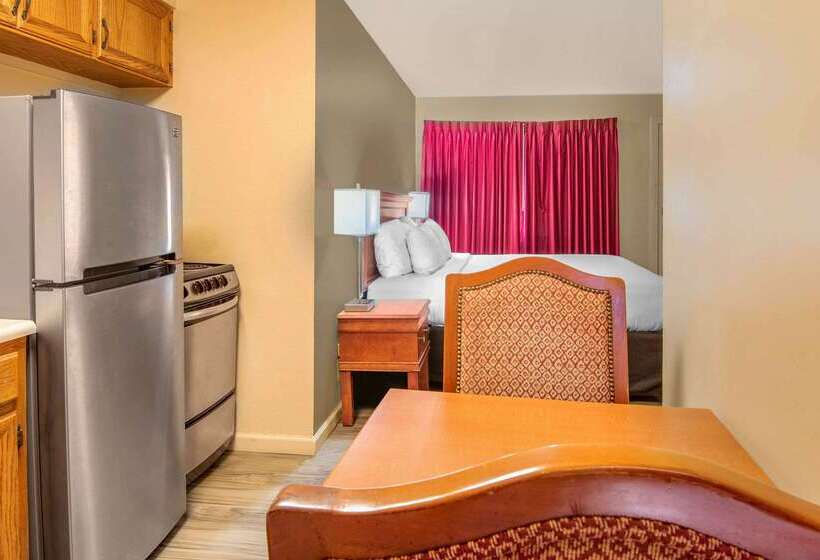 هتل Econo Lodge Inn & Suites Durango