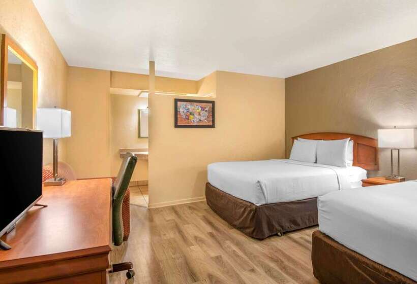 هتل Econo Lodge Inn & Suites Durango