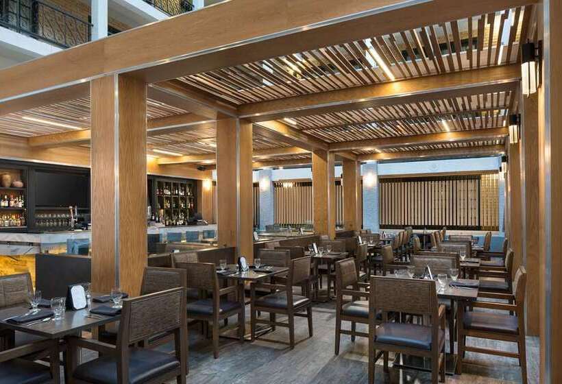 هتل Embassy Suites By Hilton Austin Central