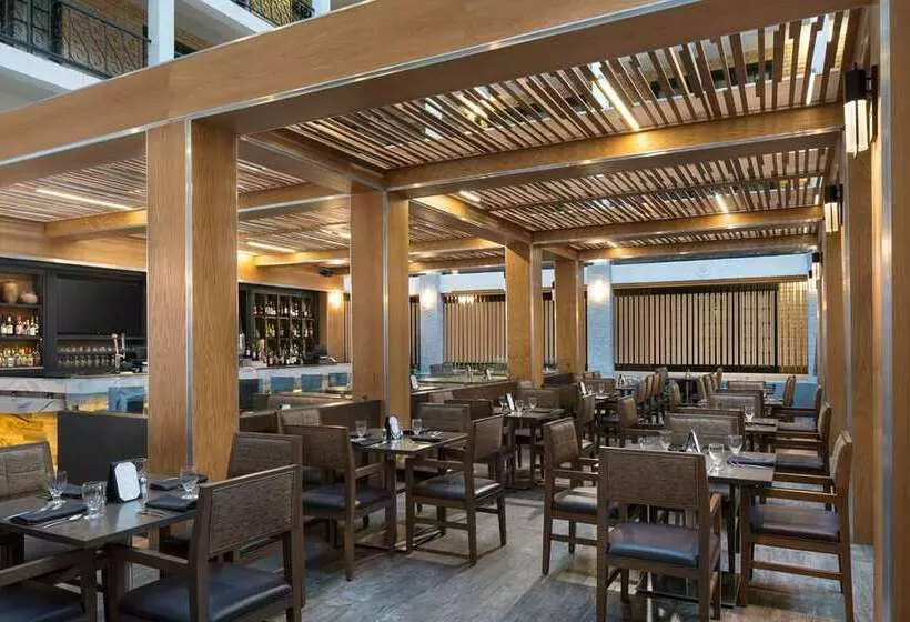 هتل Embassy Suites By Hilton Austin Central