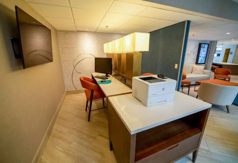 ホテル Embassy Suites By Hilton Kansas City Overland Park