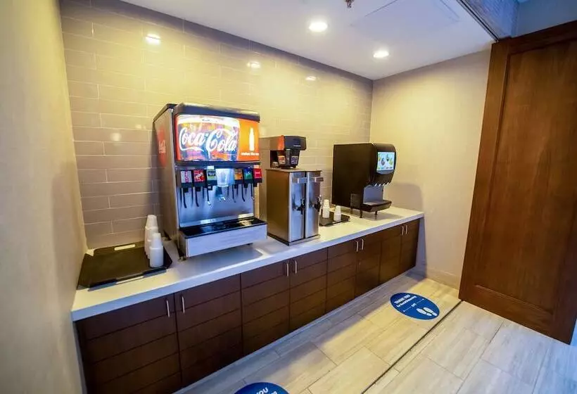 ホテル Embassy Suites By Hilton Kansas City Overland Park