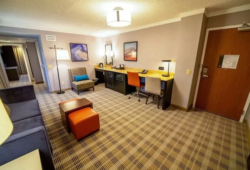 ホテル Embassy Suites By Hilton Kansas City Overland Park