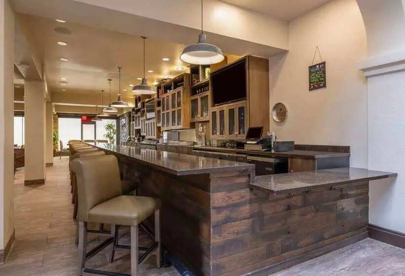 فندق Embassy Suites By Hilton Tulsa I44