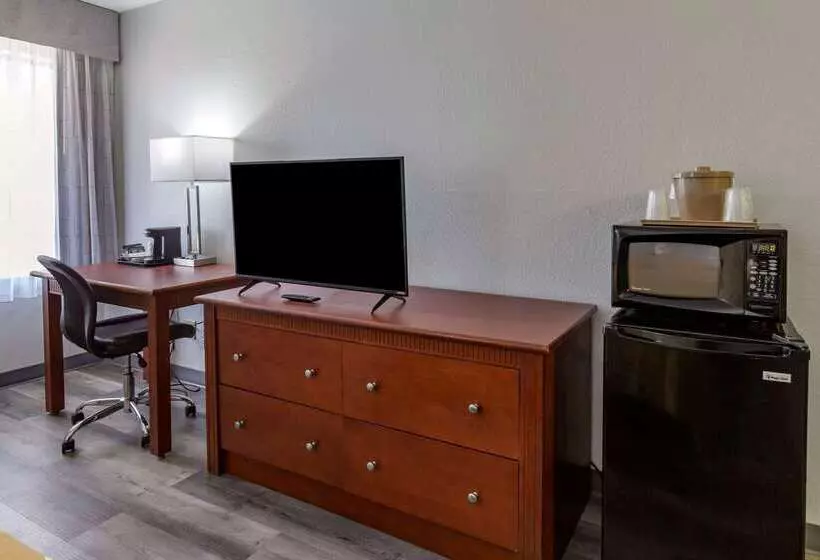 هتل Quality Inn Near Fort Liberty