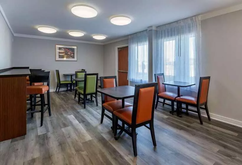 هتل Quality Inn Near Fort Liberty