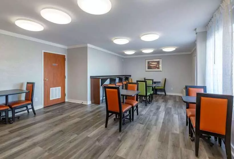 هتل Quality Inn Near Fort Liberty