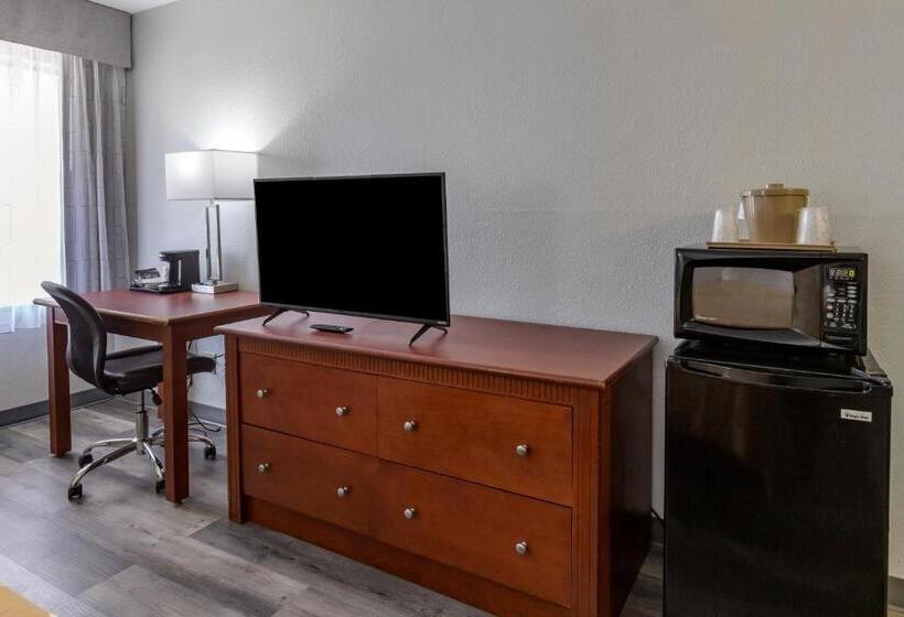 فندق Quality Inn Near Fort Liberty