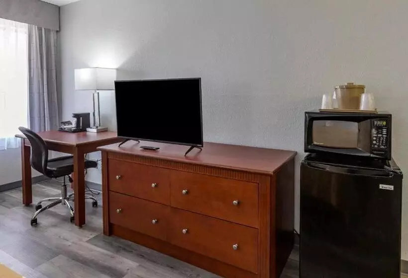 هتل Quality Inn Near Fort Liberty