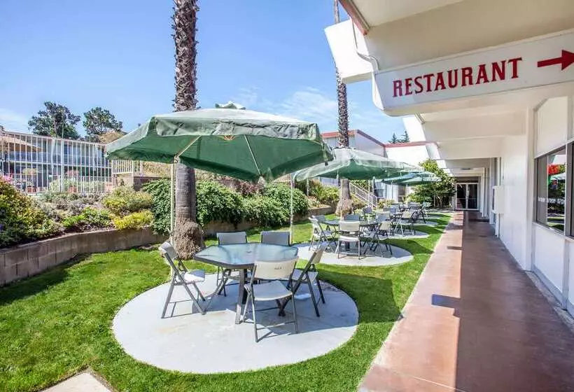 ホテル Travelodge By Wyndham Monterey Bay