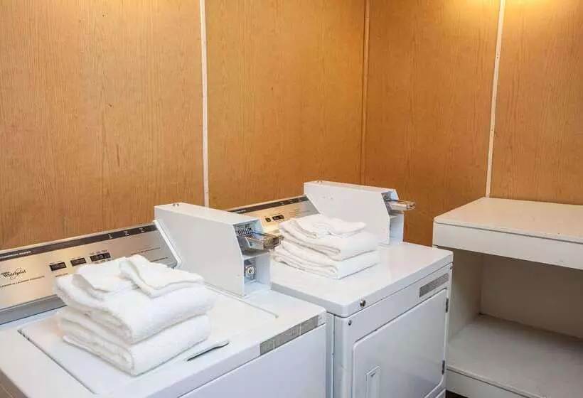 ホテル Travelodge By Wyndham Monterey Bay