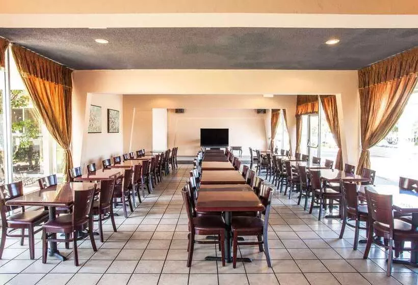 ホテル Travelodge By Wyndham Monterey Bay