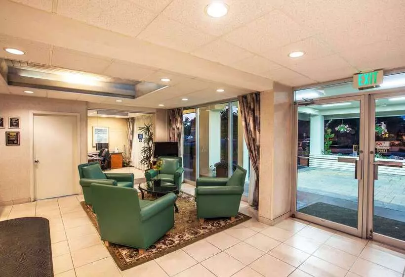 ホテル Travelodge By Wyndham Monterey Bay