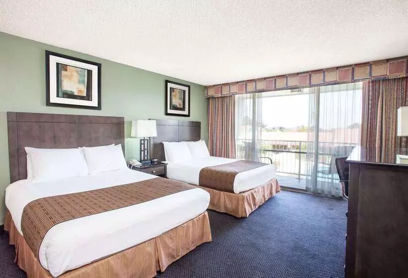 ホテル Travelodge By Wyndham Monterey Bay