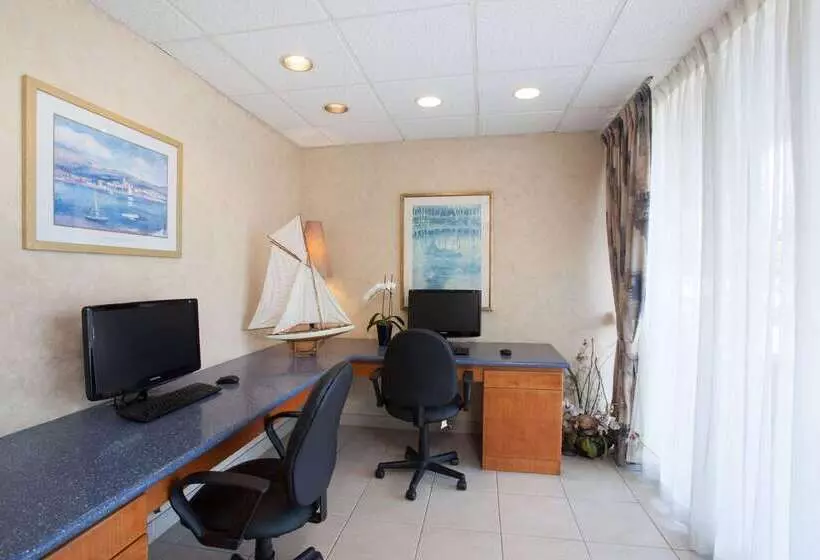 ホテル Travelodge By Wyndham Monterey Bay