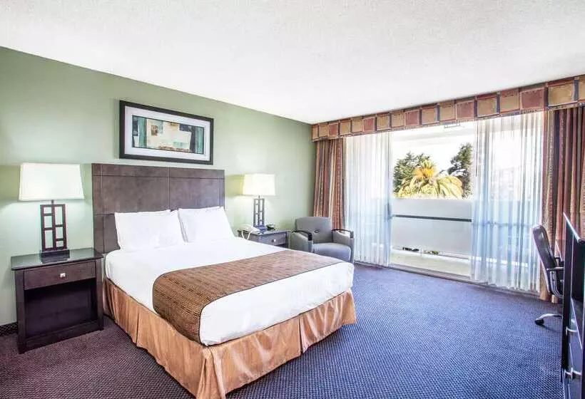 ホテル Travelodge By Wyndham Monterey Bay