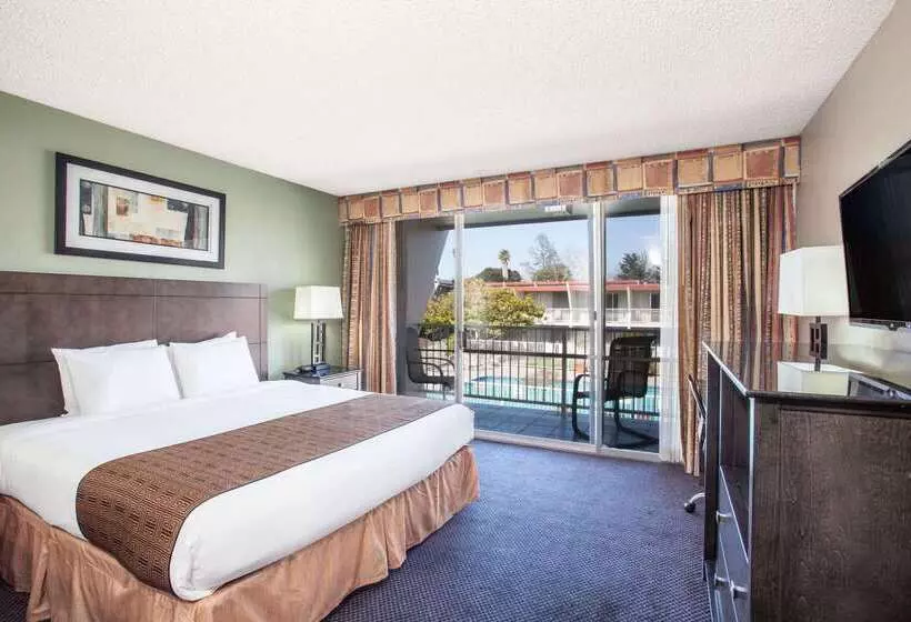 ホテル Travelodge By Wyndham Monterey Bay