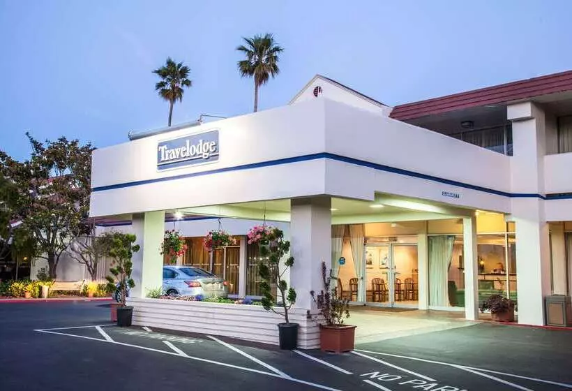 ホテル Travelodge By Wyndham Monterey Bay