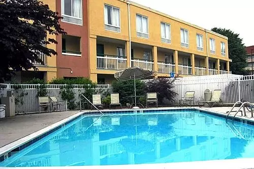 فندق على الطريق Econo Lodge Inn And Suites