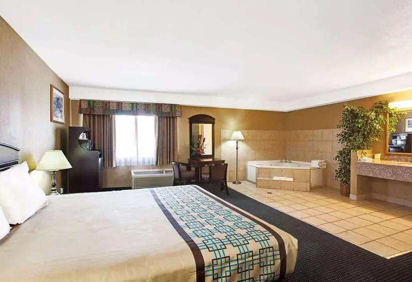 Отель Days Inn & Suites By Wyndham Artesia