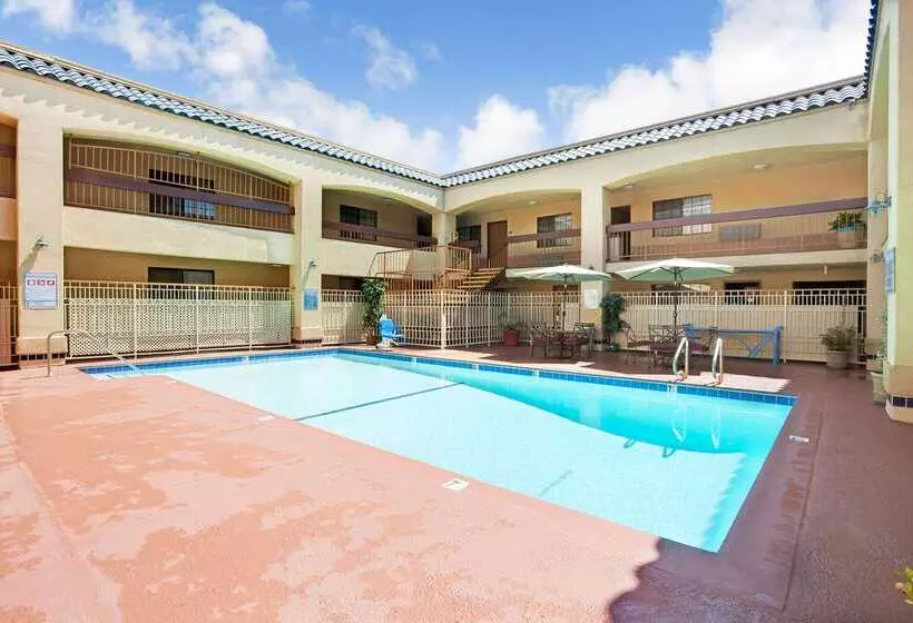 Отель Days Inn & Suites By Wyndham Artesia