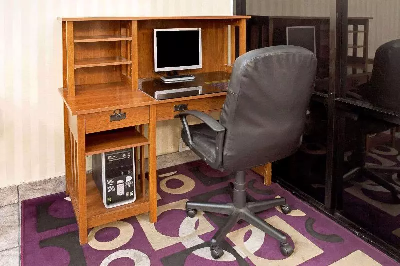 Отель Days Inn & Suites By Wyndham Artesia